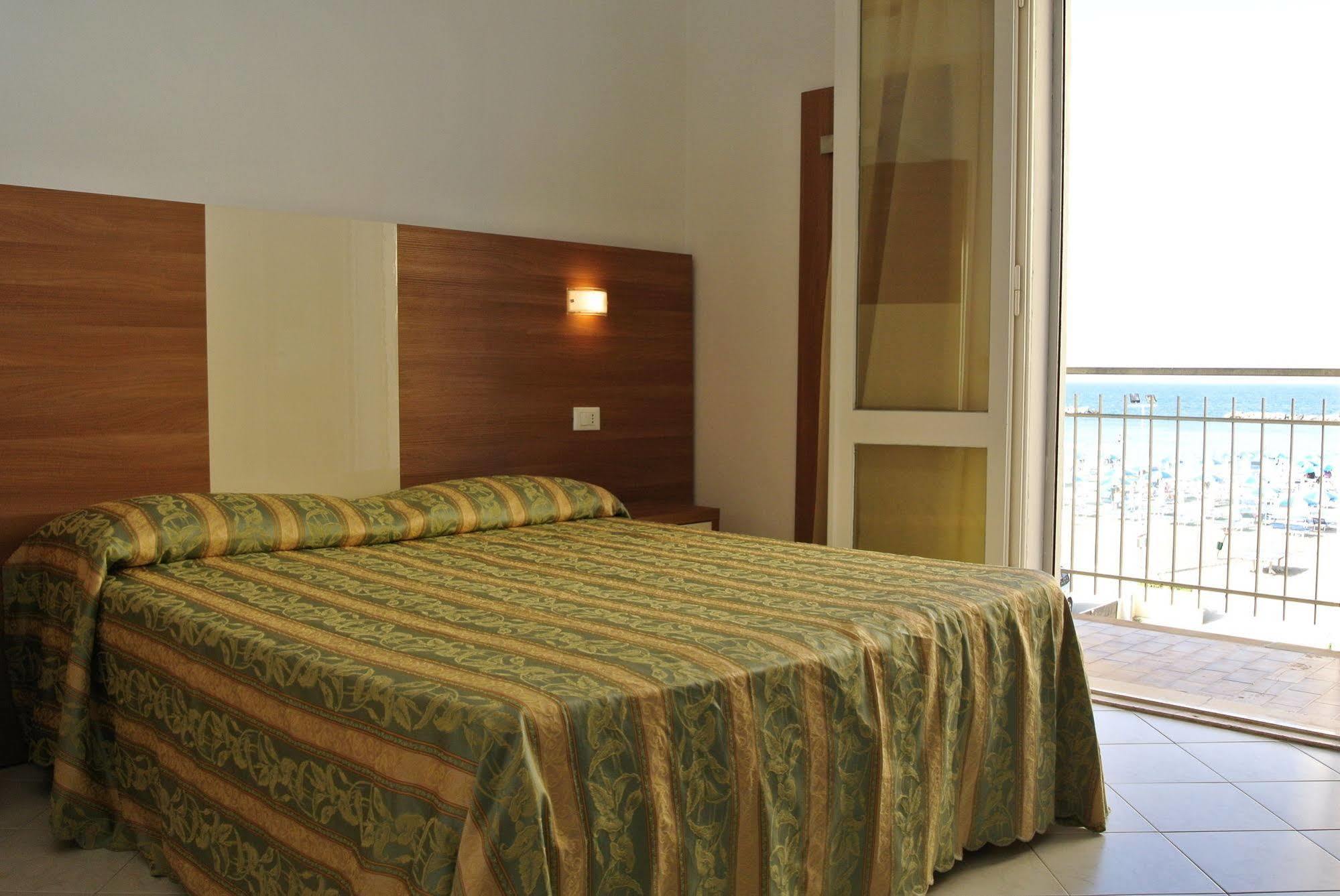 Hotel Vallechiara ลิโด ดิ ซาวิโอ ภายนอก รูปภาพ