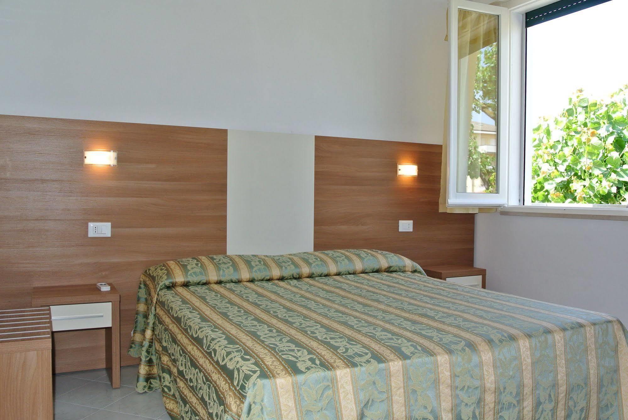Hotel Vallechiara ลิโด ดิ ซาวิโอ ภายนอก รูปภาพ