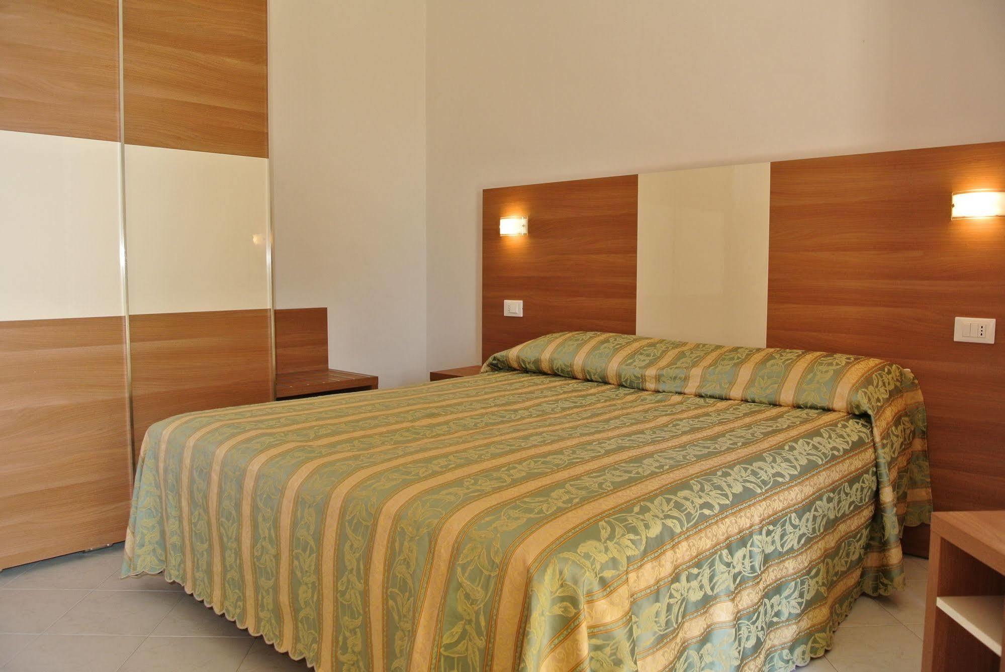 Hotel Vallechiara ลิโด ดิ ซาวิโอ ภายนอก รูปภาพ